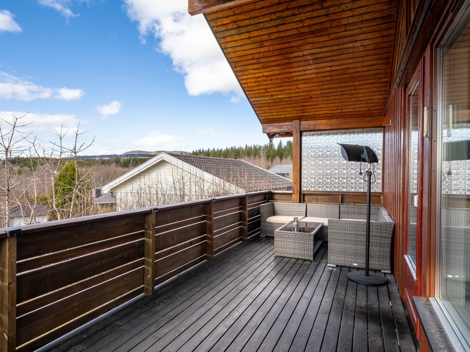 Fra stuen er det utgang til en sydvestvendt terrasse på ca. 33 kvm som strekker seg langs flere sider av boligen. Galleribilde