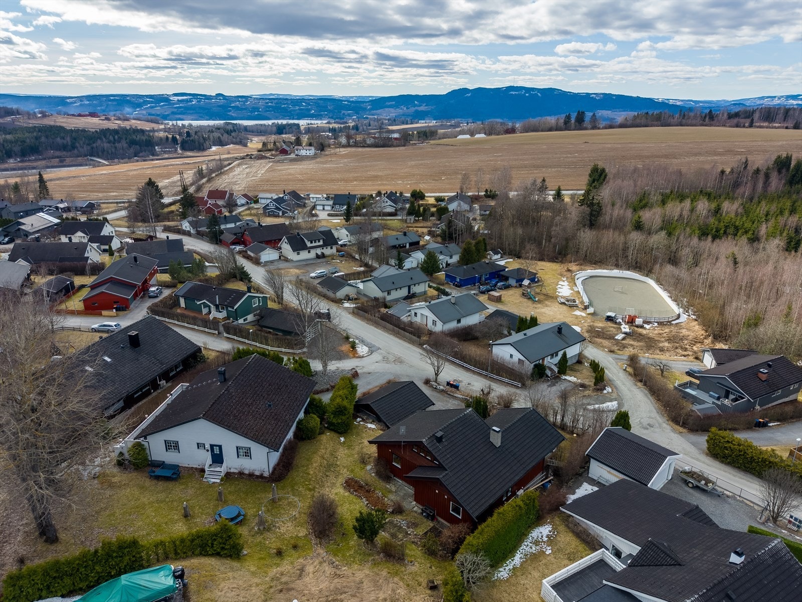 Eiendommen ligger i et etablert og rolig boligområde på Kvalfeltet i Furnes, ca. 6 km. til sentrum av Brumunddal og ca. 11 km. til sentrum av Hamar. Galleribilde