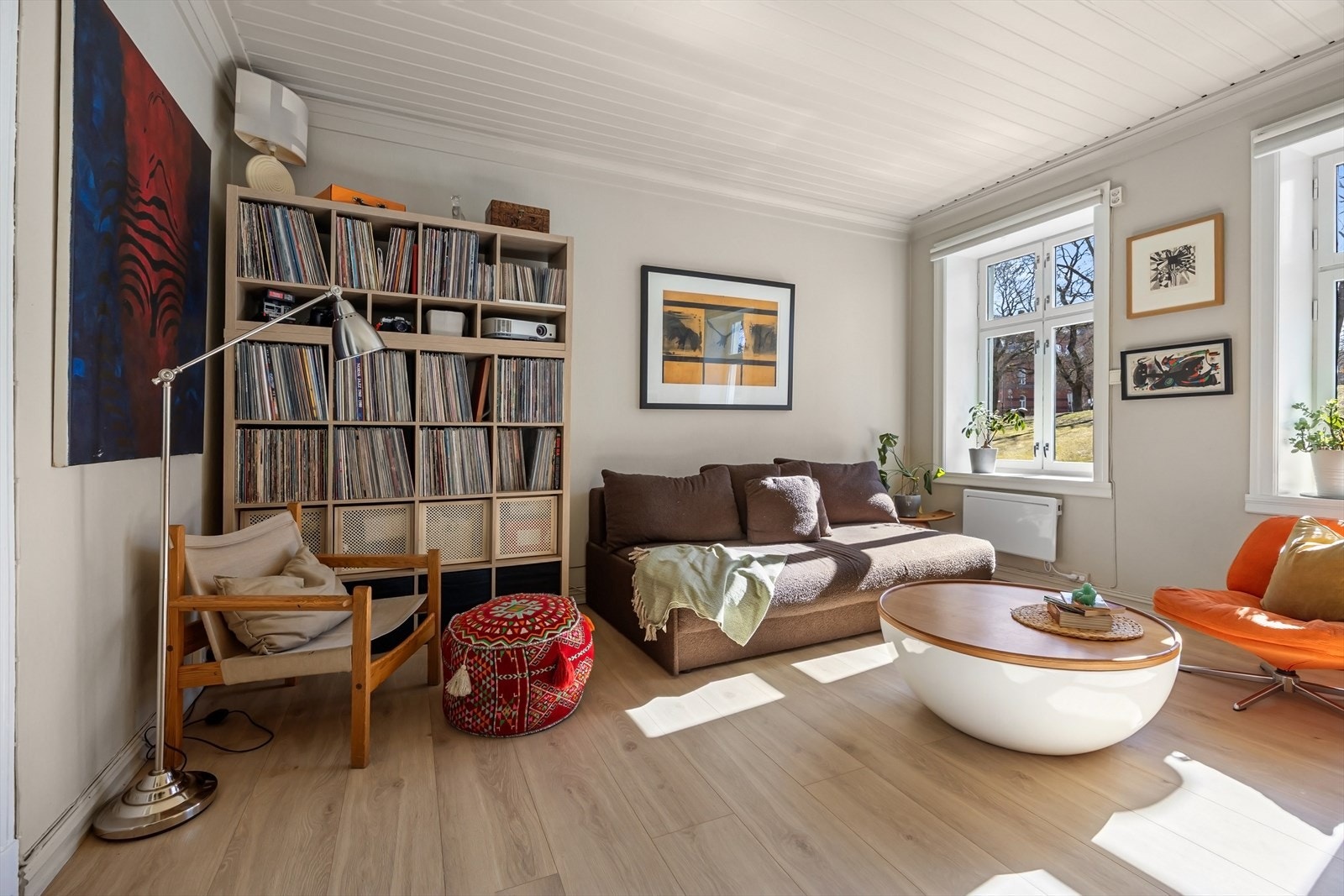 Lys og innbydende stue med store vindusflater som slipper inn rikelig med naturlig lys. Rommet oppleves luftig med god takhøyde, og har en lun atmosfære med plass til både sofa- og sittegruppe. Galleribilde