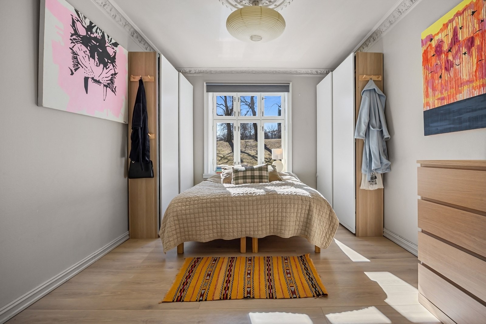 Lyst og romslig soverom med gode lysforhold fra store vindusflater. Rommet har en behagelig og rolig atmosfære, med god plass til seng og oppbevaring på begge sider. Galleribilde