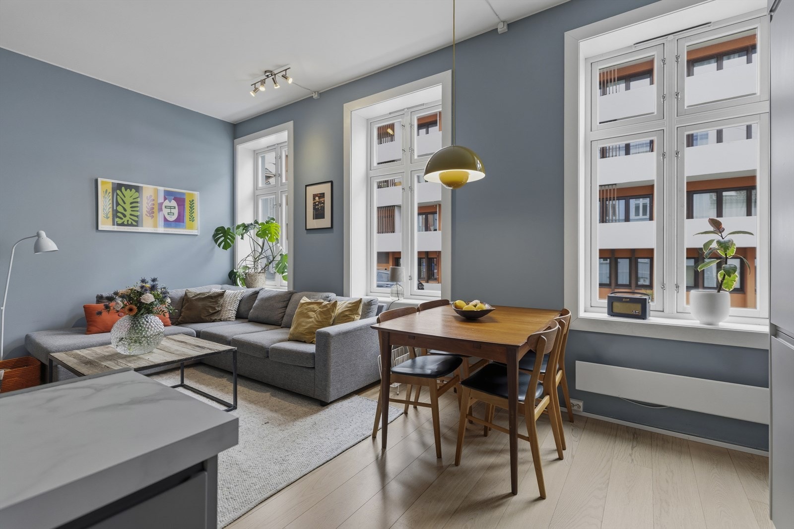 Stuens utforming gir plass til innredning i flere soner. Her har du god plass til både sofa og spisestue. Galleribilde