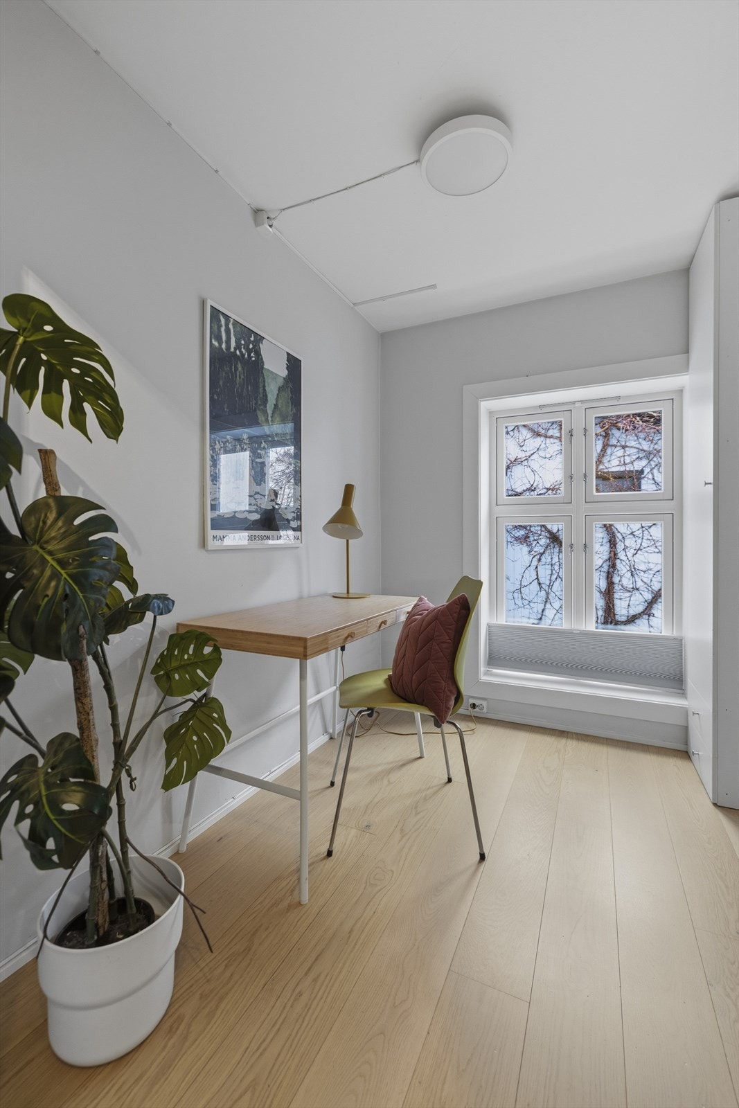 Rommet har god plass til skrivebord og oppbevaringsløsninger. Galleribilde