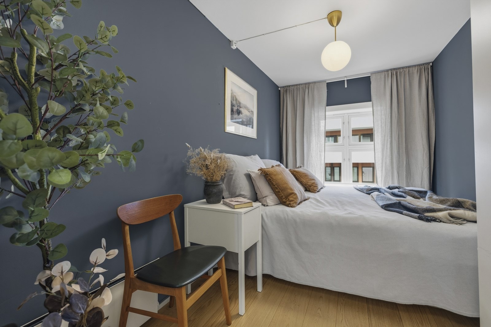 Soverommet er romslig, med god plass til dobbeltseng og nattbord. Galleribilde