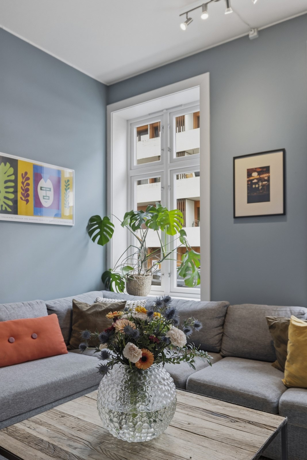Her ligger du meget fint og stille til, tilbaketrukket fra trafikkstøy med herlig lysinnslipp gjennom store vinduer. Galleribilde