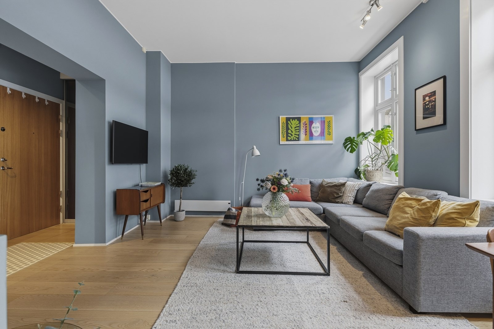 Den åpne løsningen skaper et sosialt allrom med plass til mange. Galleribilde