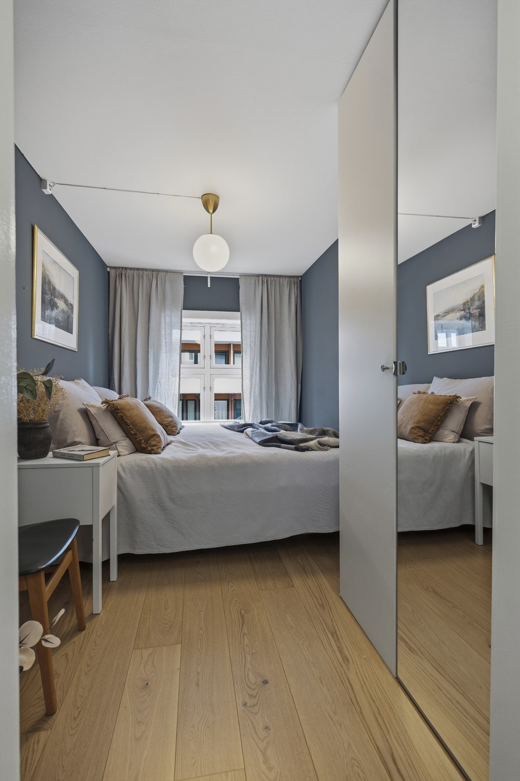 Stort vindu gir godt med naturlig lysinnslipp. Galleribilde