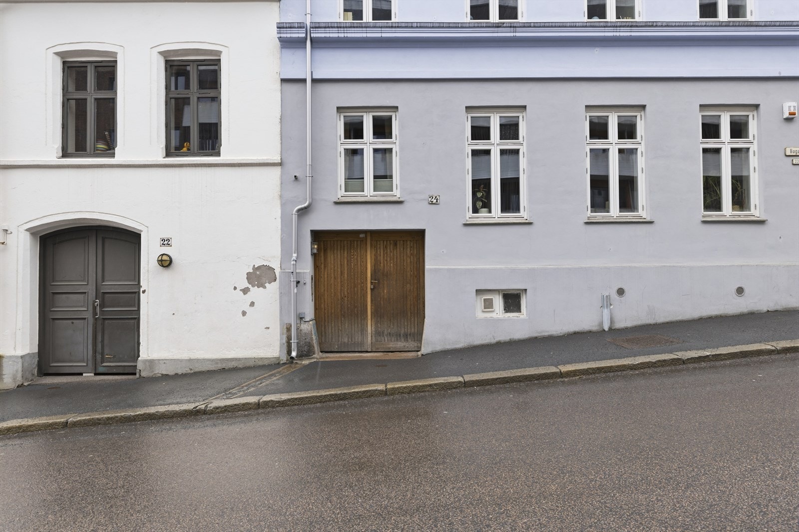 Leiligheten har god høyde over bakkeplan. Vender ut mot rolig, koselig gate. Galleribilde