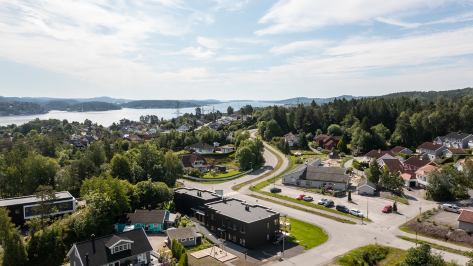 Det er bare noen minutter med bil til Brevik og Stathelle som kan by på restauranter, uteliv, shoppingsenter Galleribilde