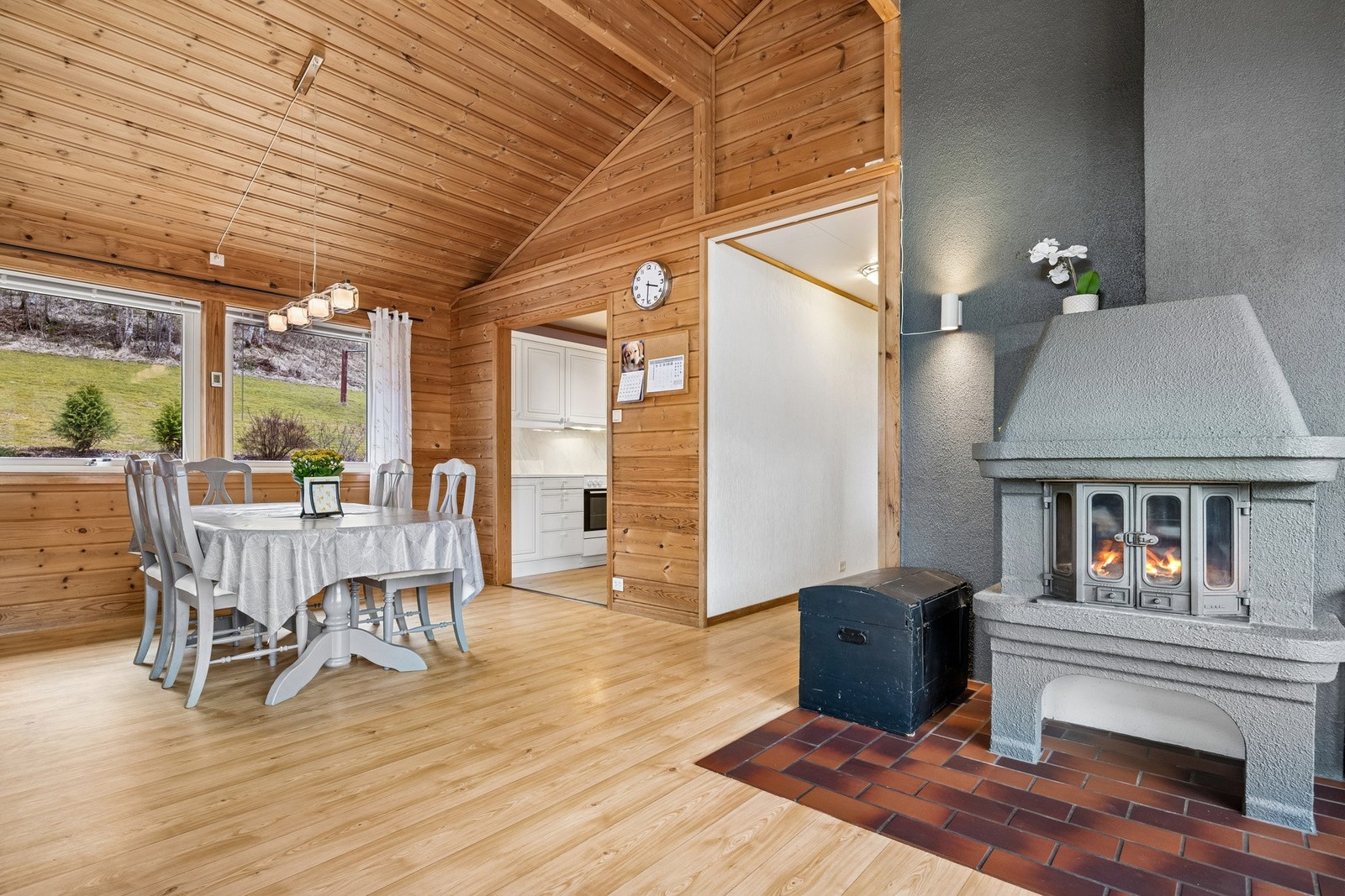 Stor og lys stue med god plass til både sofagruppe og spisebord. Galleribilde