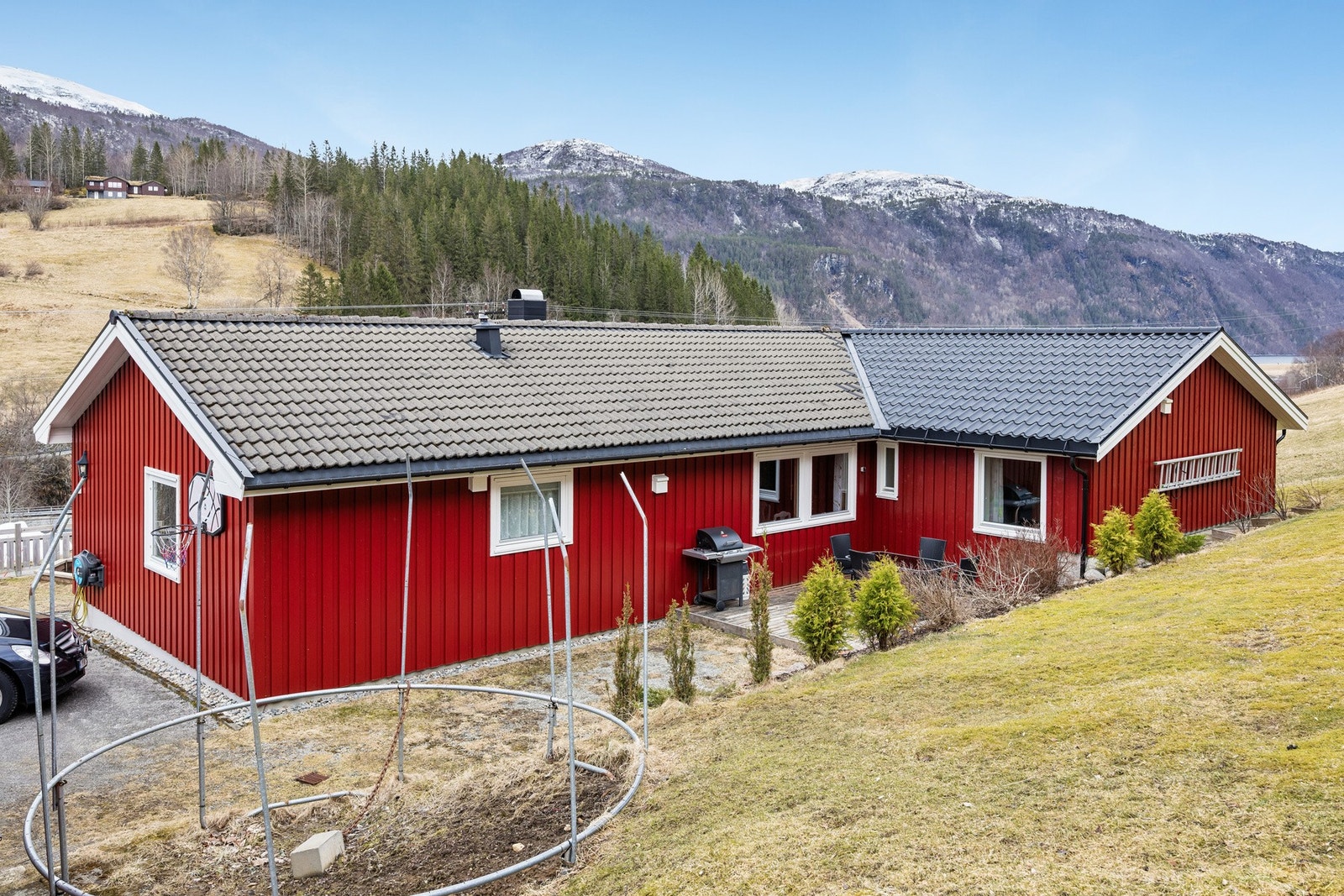 Tomten er romslig og gir gode muligheter for både lek, hagearbeid og avslapning. Galleribilde