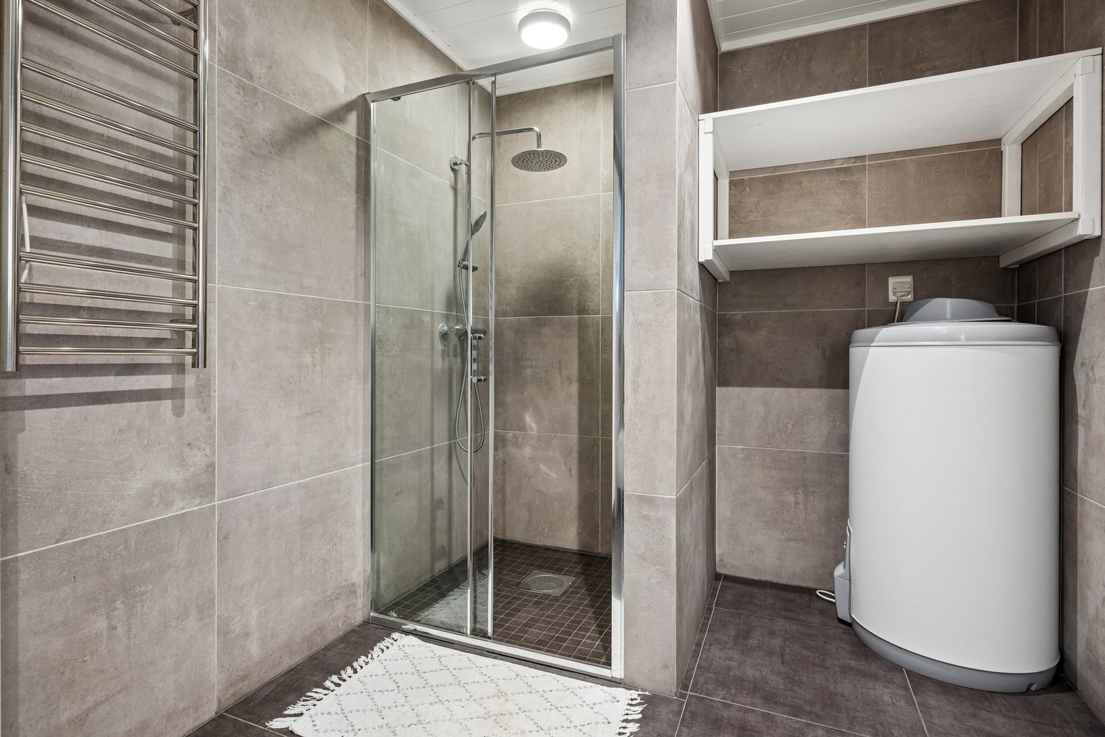 Det nyere badet fra 2019 har flislagte overflater, gulvvarme, rør-i-rør-system, vegghengt toalett og moderne dusjløsning. Galleribilde