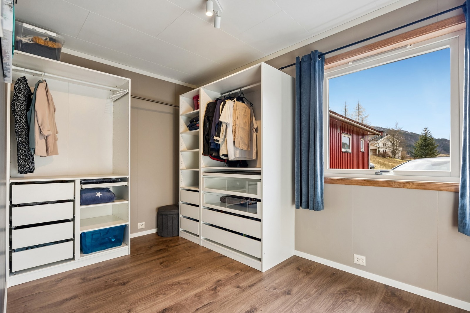 Soverom nr. 2 - på 9 kvm, i dag brukt som garderobe/walk-in, men rommet kan enkelt gjøres om til et ekstra soverom eller kontor etter behov. Galleribilde