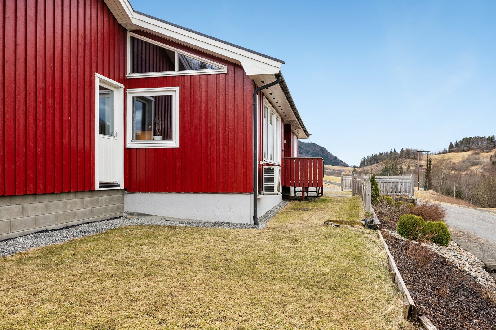 Smart planløsning med hovedinngang og egen balkongdør for enkel tilgang og praktisk bruk. Galleribilde