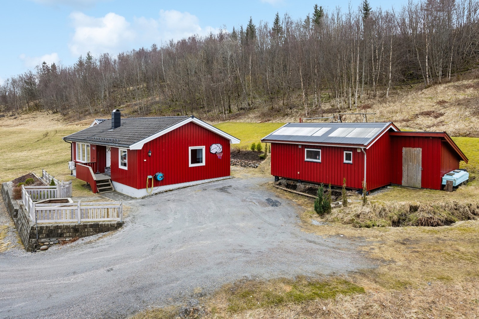 Romslig enebolig med flott beliggenhet og utsikt mot Vinjefjorden. Galleribilde