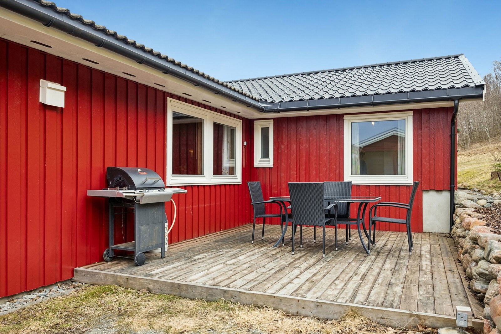 Terrasse med god plass til utemøbler og hyggelige sammenkomster. Galleribilde