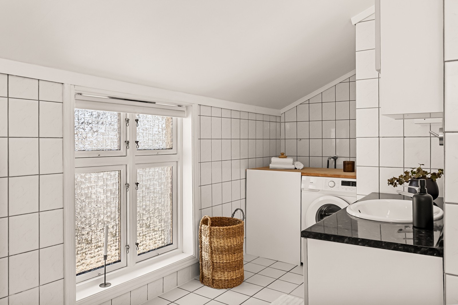 Badet er oppgradert med nytt dusjkabinett og toalett - enkelt og praktisk Galleribilde