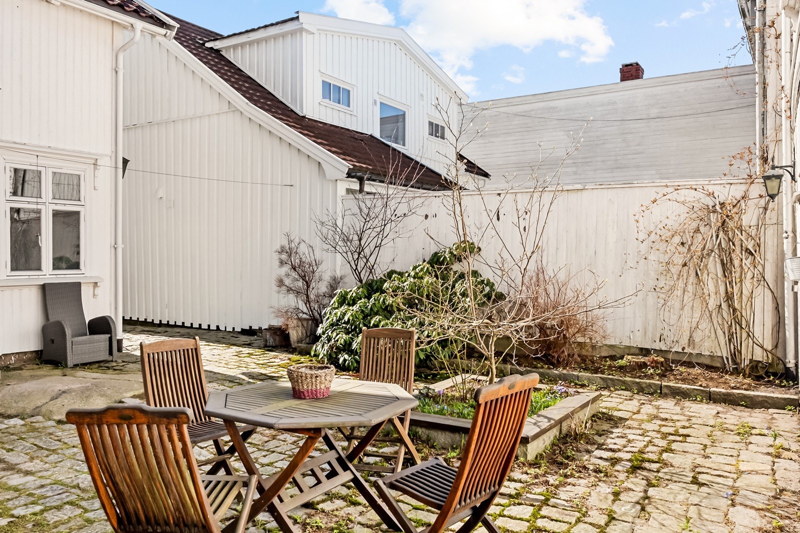 Felles uteområde med rolig og lun atmosfære Galleribilde