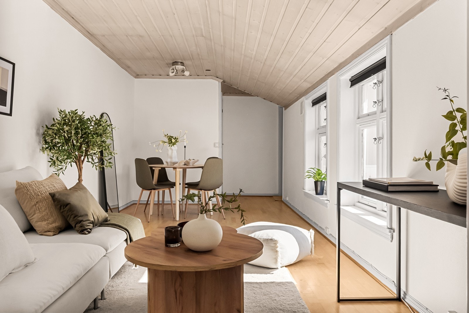 Plass til både sofagruppe og spisebord Galleribilde