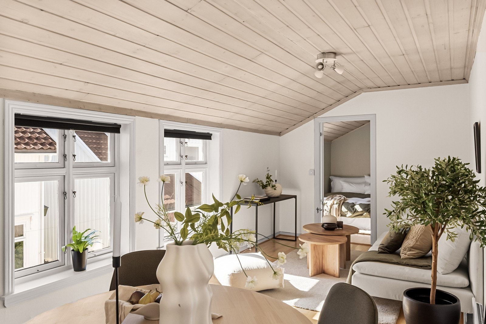 Romslig stue med lys fra store vinduer Galleribilde