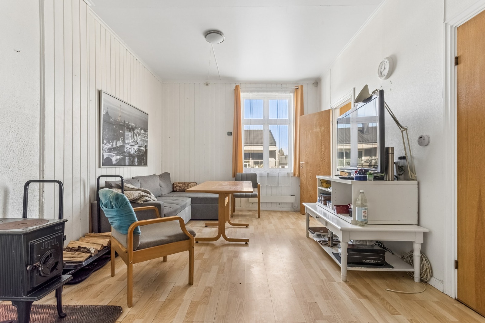 Stuen har fin plass til sofa og annet møblement. Galleribilde