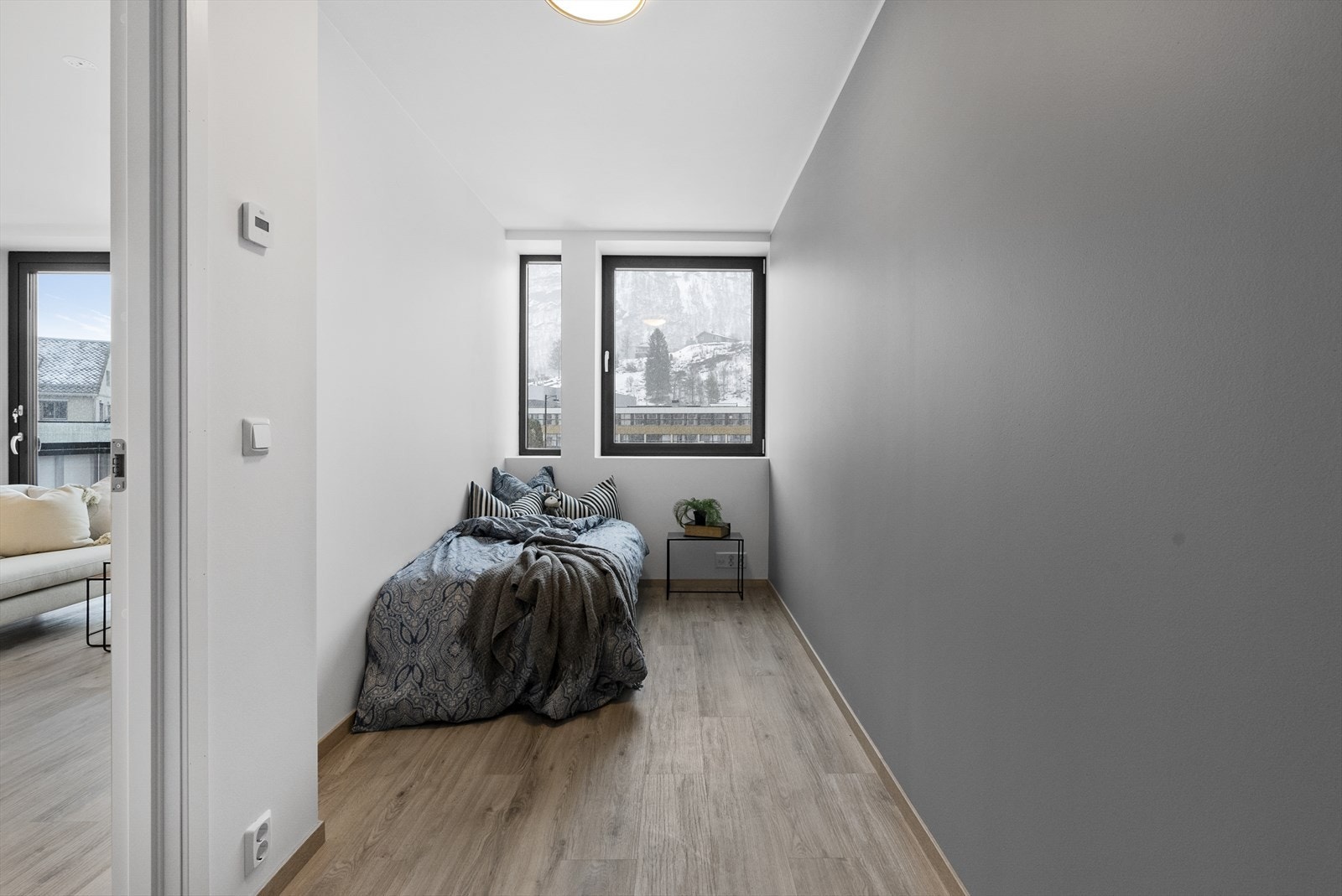 - Felleskostnader er på kr. 2100,- pr mnd og inkluderer vedlikehold av fellesareal, felles forsikring, felles strøm, kommunale avgifter (uten eiendomsskatt og renovasjon) og forvaltning gjennom sameie - Galleribilde