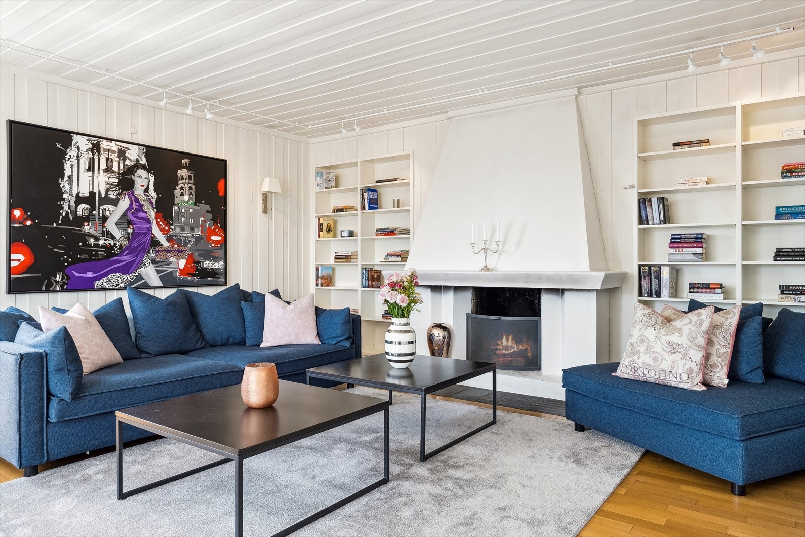 Stuen har god plass til sofamøblement og stuebord - Hyggelig peis i stuen som skaper hygge på kalde og mørke dager Galleribilde