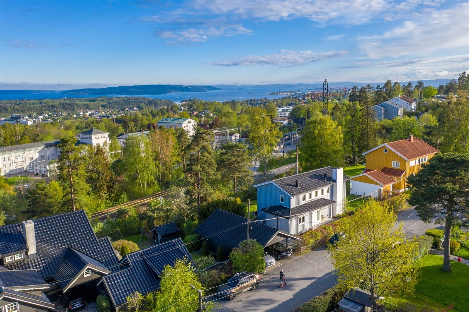 Sondrevegen 18 har en flott beliggenhet i rolig og barnevennlig blindvei - Kort vei til t-banen som gjør at man kommer seg raskt til byen Galleribilde