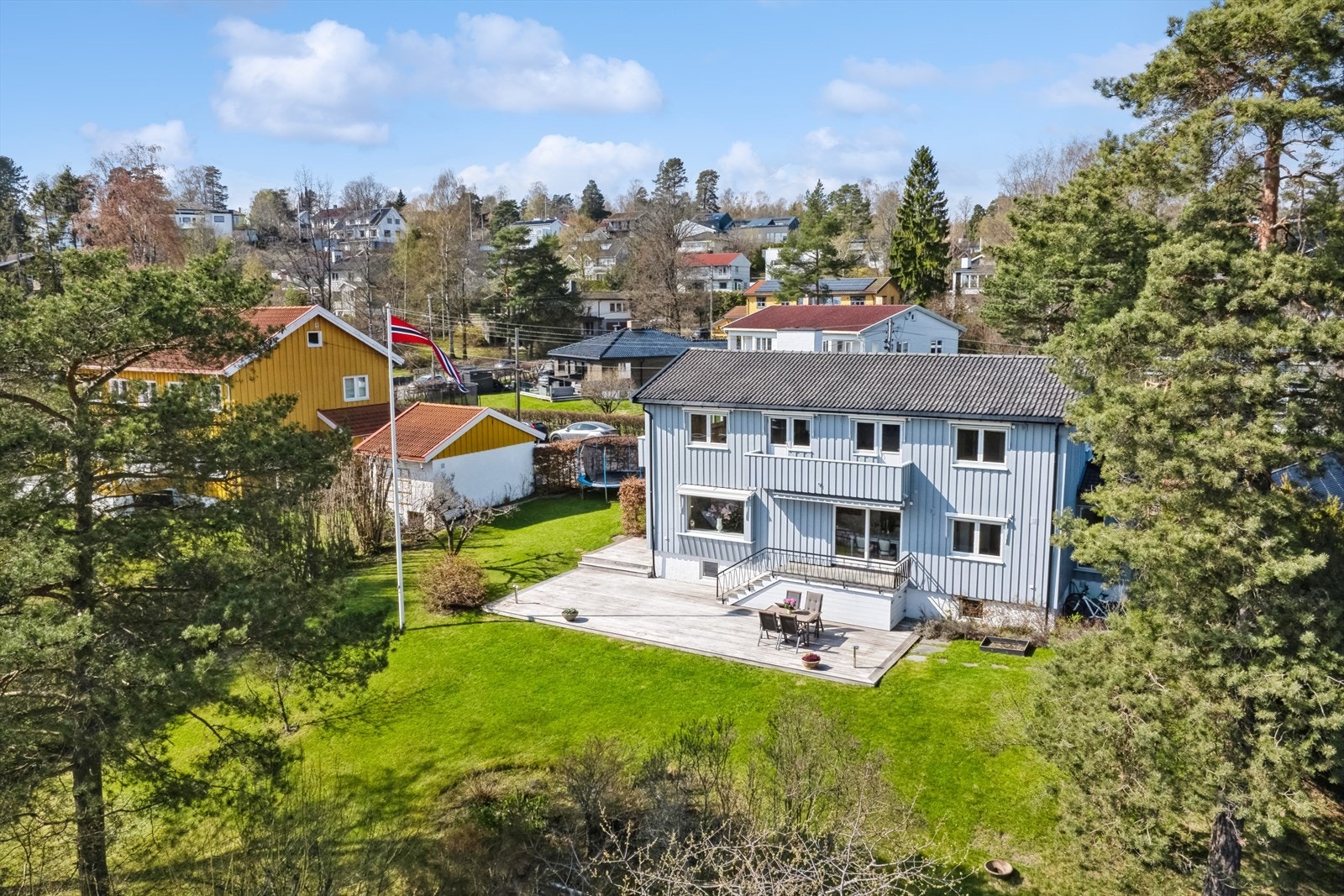 Boligen ligger i et meget barnevennlig strøk på Montebello/ Ullern med kort vei til t-banen som tar deg til Majorstuen på 6 minutter Galleribilde