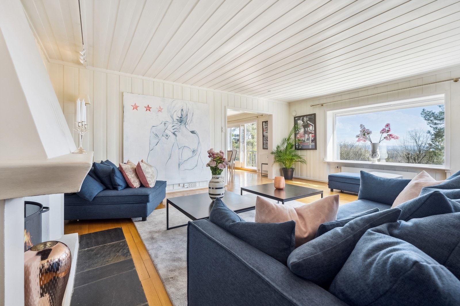 Store vindusflater gir rikelig med naturlig lys inn i boligen Galleribilde