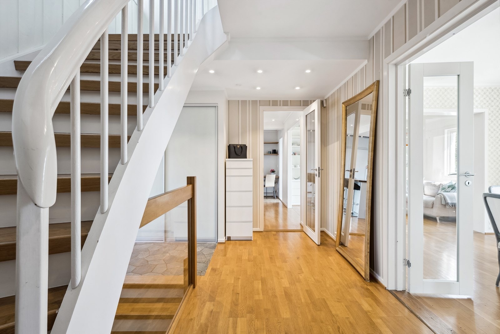 Boligen har en lys gang/ entré Galleribilde