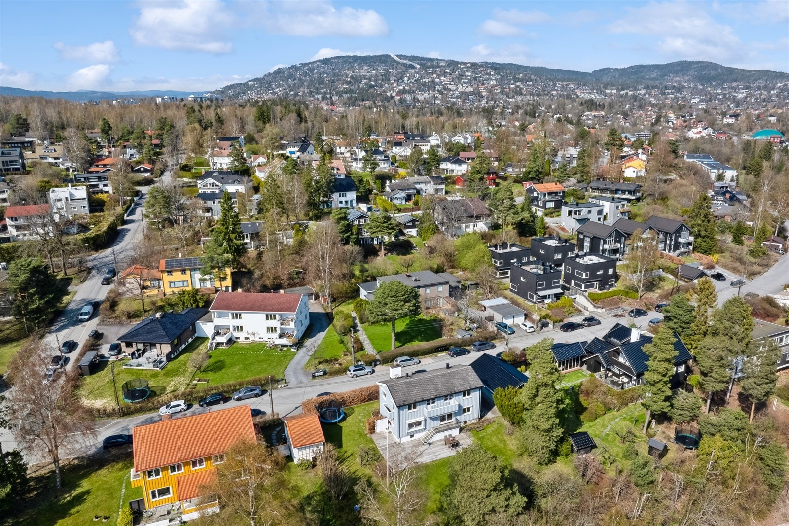 Garasje med carport i forkant - Det er montert lader for el-bil Galleribilde