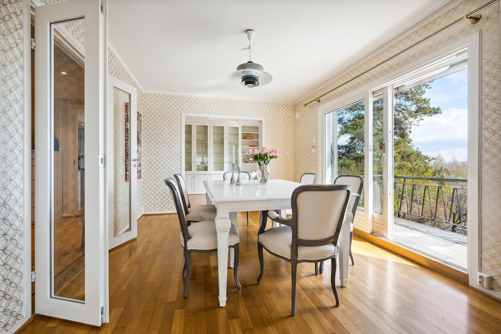 Romslig spisestue med plass til hyggelig langbord - perfekt for sosiale sammenkomster! Galleribilde