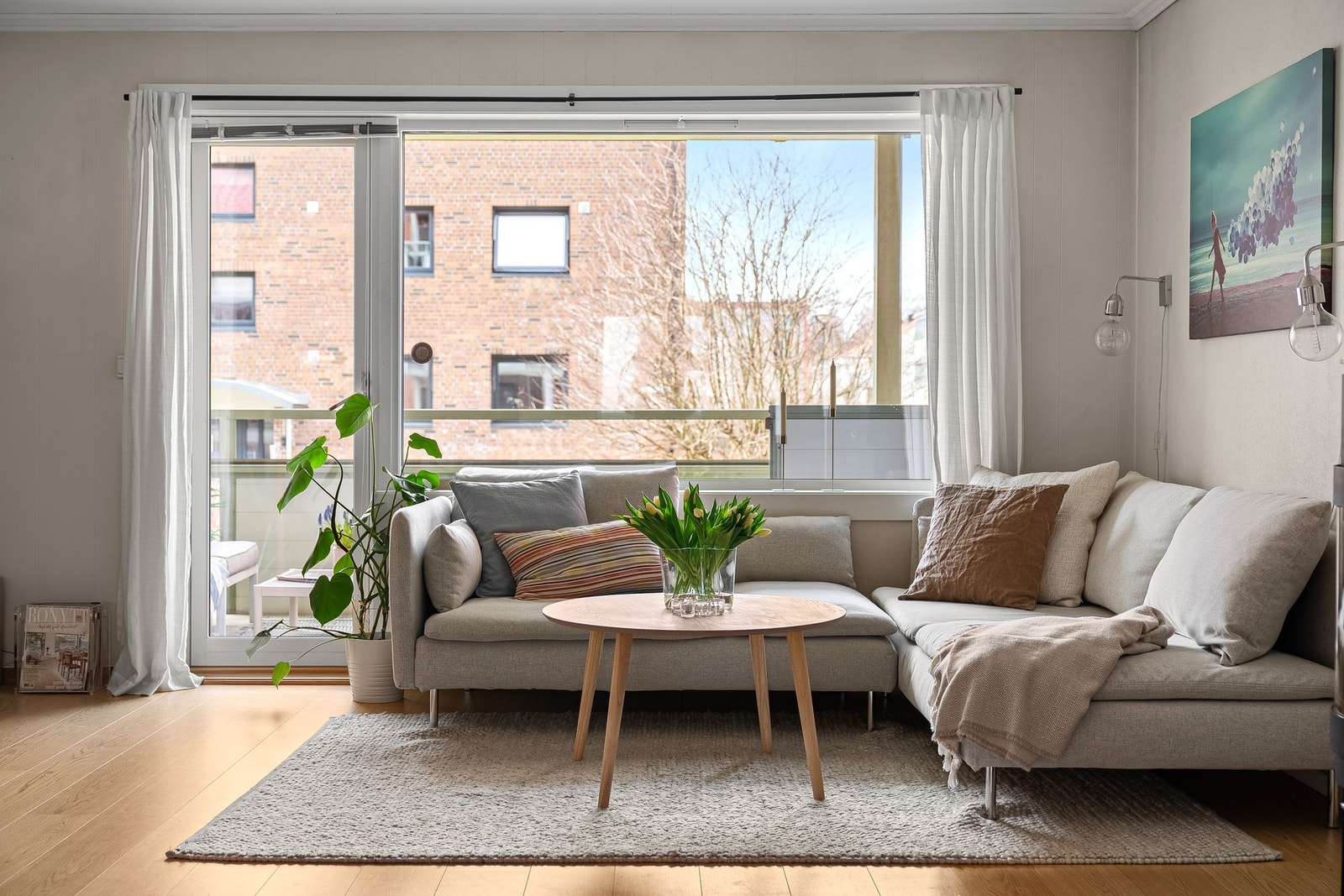 Utgang til en hyggelig balkong fra stuen Galleribilde