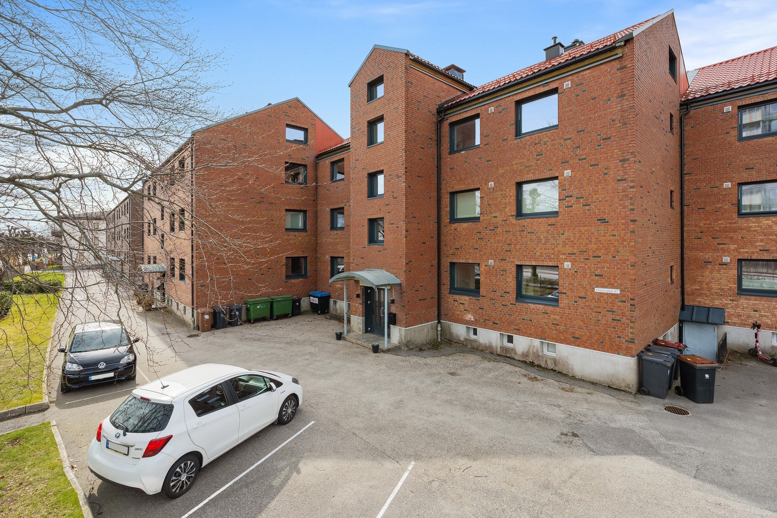 Ellers er det noen gjesteparkeringsplasser som også kan disponeres. Galleribilde