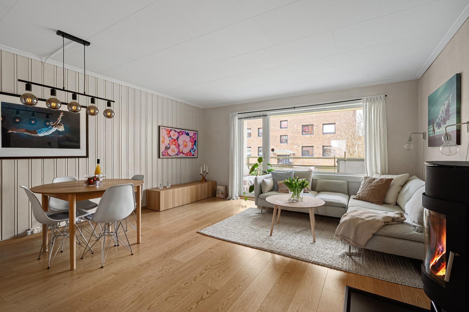 Stuen er romslig og flott opplyst med store vindusflater som gir rikelig med naturlig lys. Galleribilde