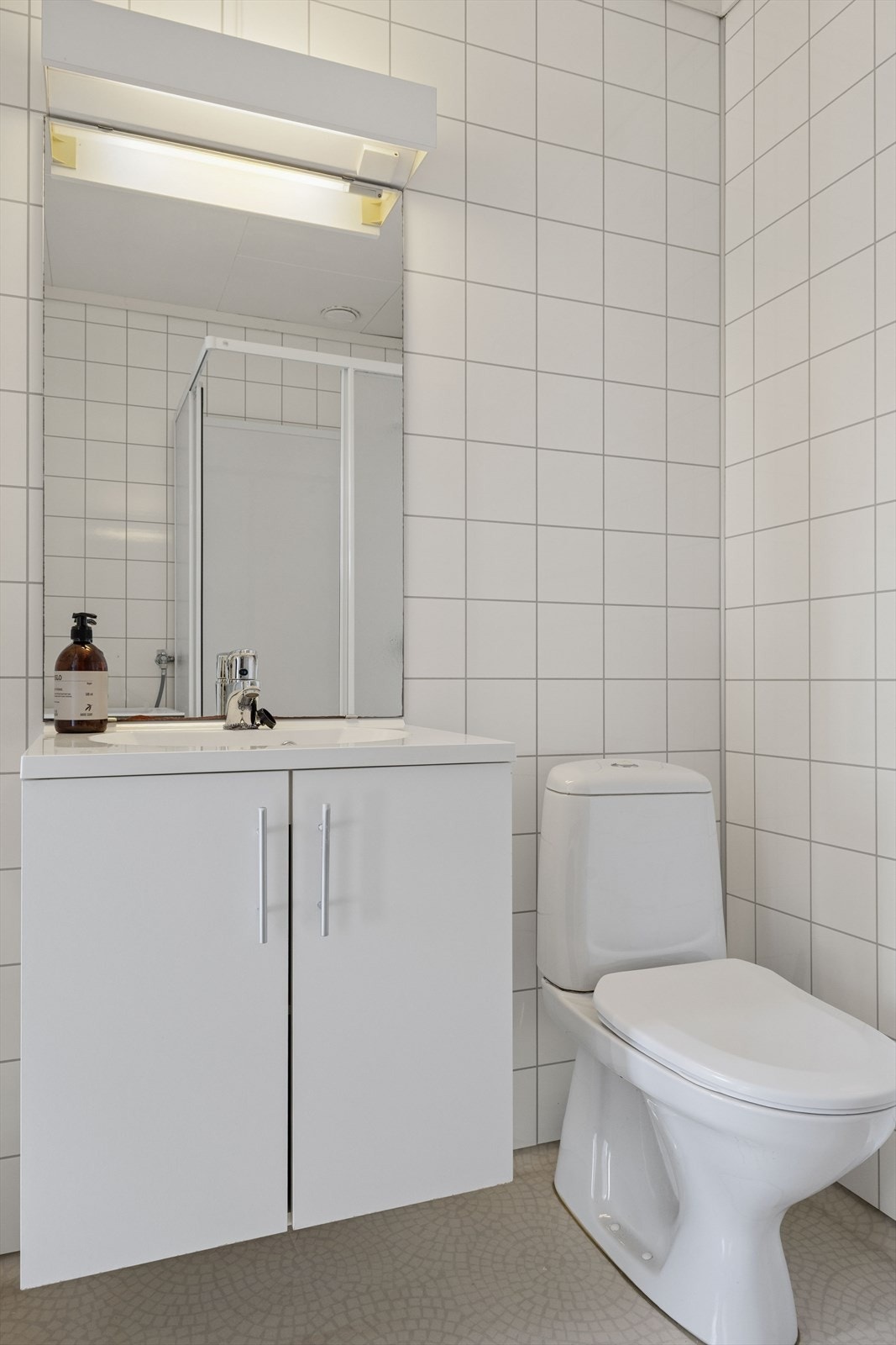 Bad med servant, speil og toalett. Galleribilde