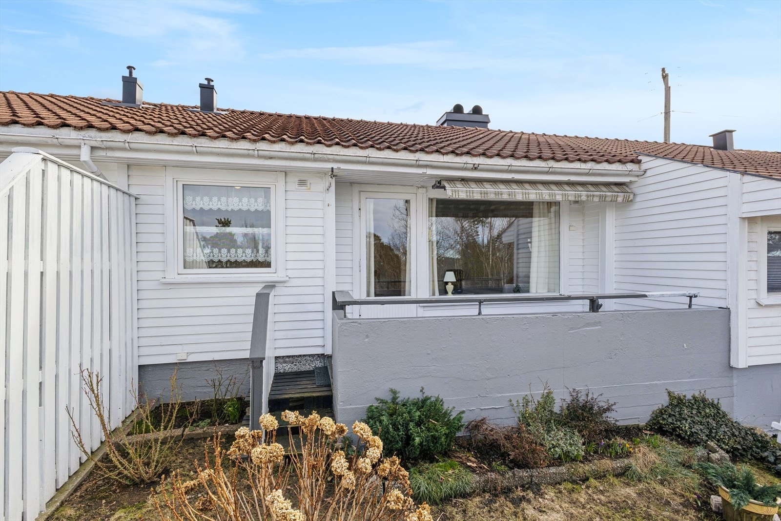 Trapp ned til inngjerdet hage. Galleribilde