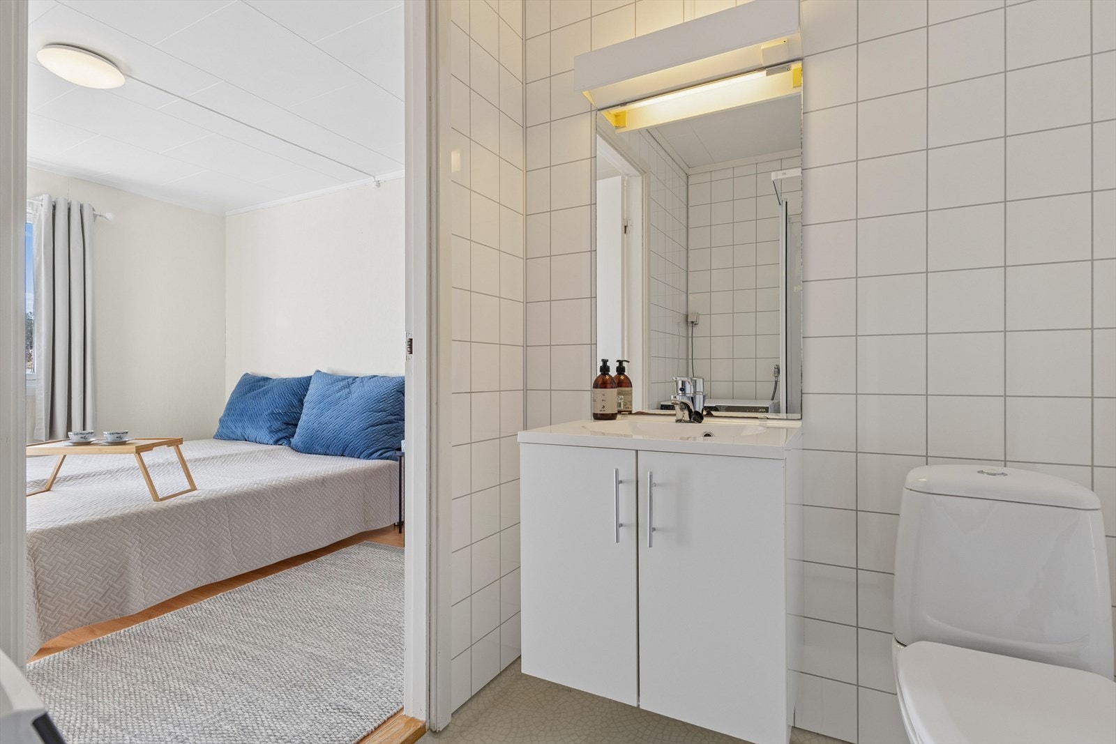 Badet har direkte inngang fra soverom. Galleribilde