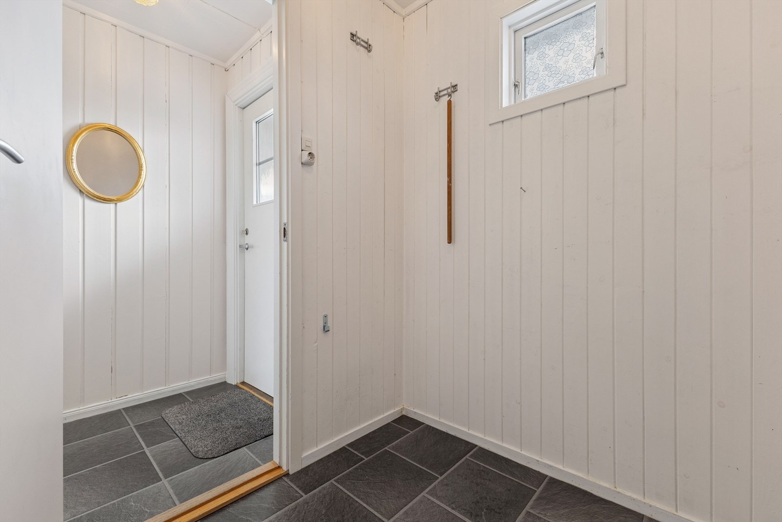 Praktisk bod med inngang fra entré. Galleribilde