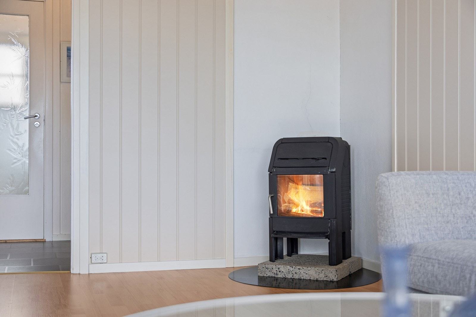 Stue med vedovn for både hygge og varme. Galleribilde