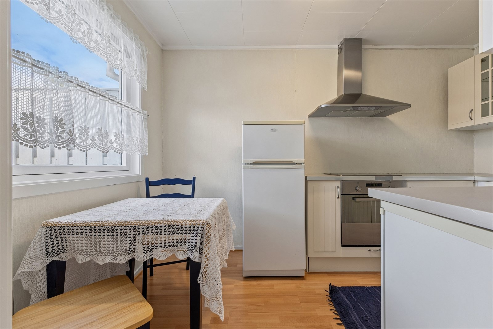 Kjøkken med plass til et frokostbord. Galleribilde
