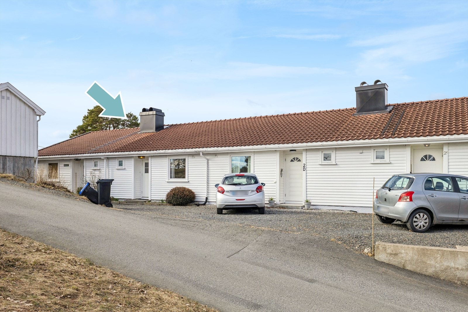 Rekkehuset med biloppstillingsplass foran. Galleribilde