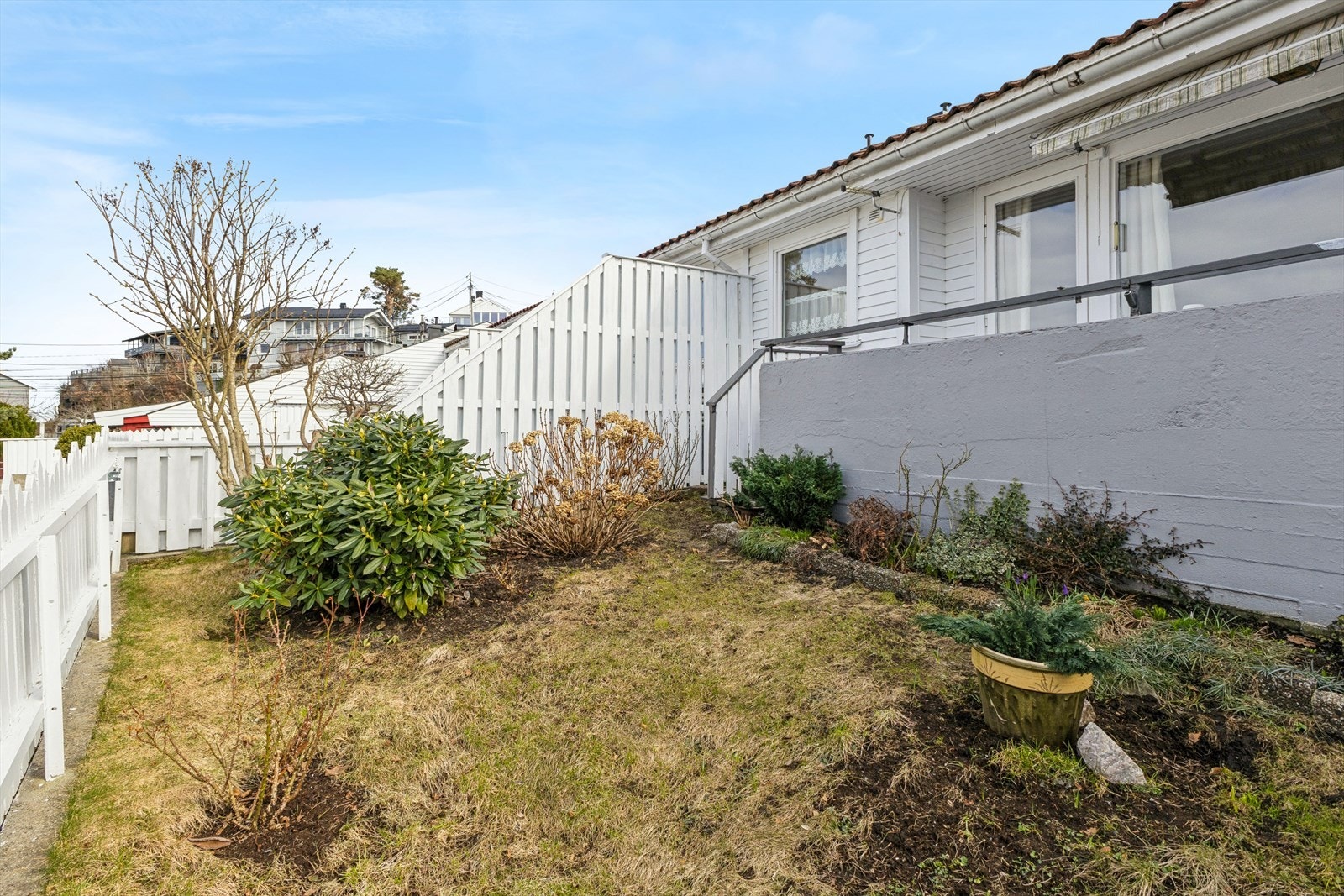 Uteområde med terrasse og hage. Galleribilde