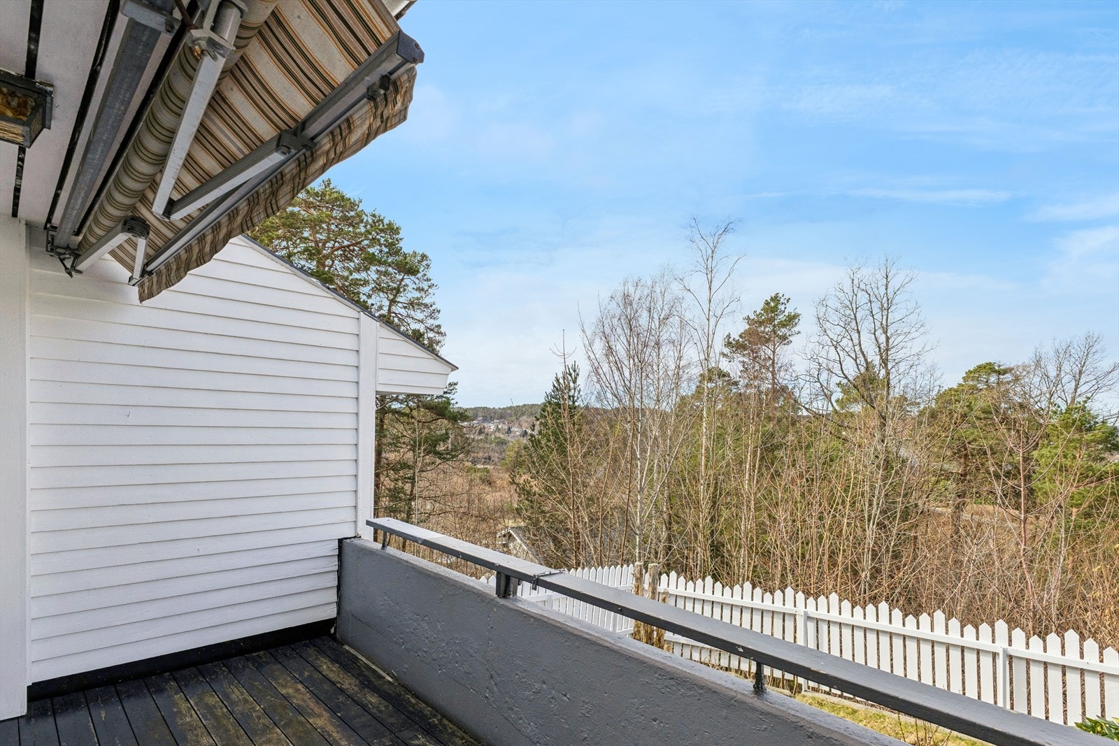 Det er terrasse på ca. 8 m² med trapp ned til hage. Galleribilde