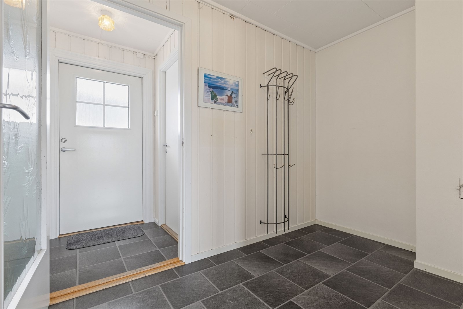 Romslig og lys gang med god plass til oppbevaring. Galleribilde