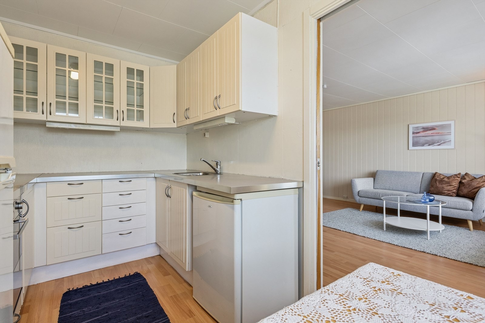 Det er opplegg til oppvaskmaskin der det ene kjøleskapet står. Galleribilde