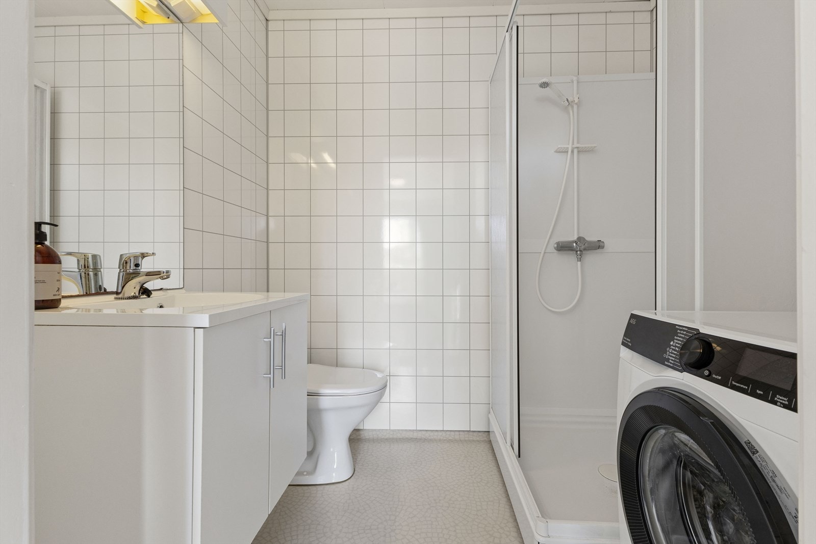 Baderom med dusjkabinett, vask og plass til vaskemaskin. Pusset opp i 2008. Galleribilde