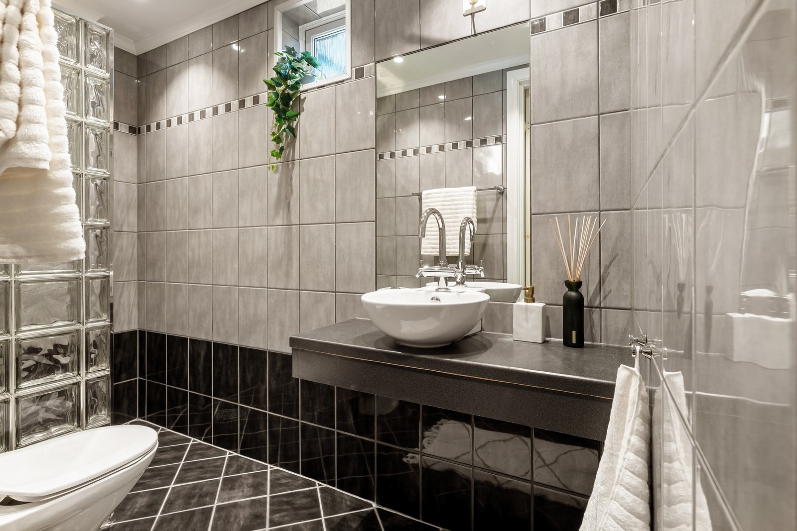 Badet måles til 3,5 kvm og er helfliset på gulv med varmekabler. Galleribilde