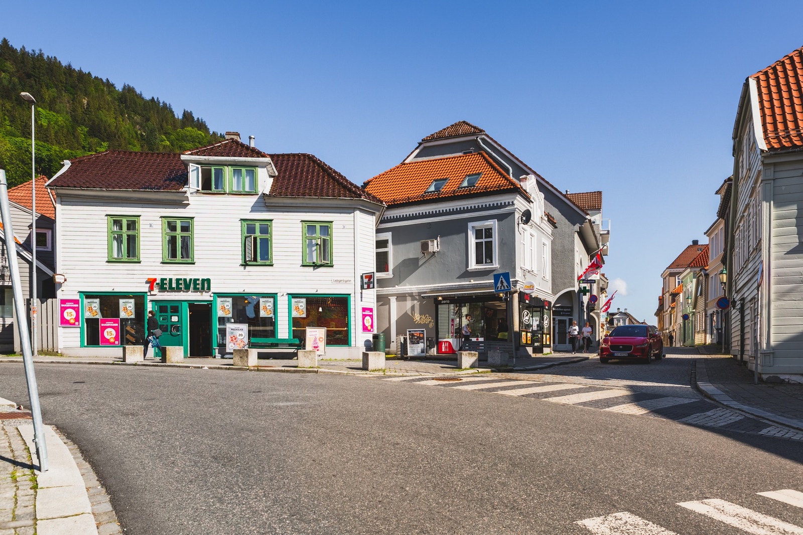 Kiwi, Meny og Coop Extra har en gangavstand på 15 minutter. Galleribilde