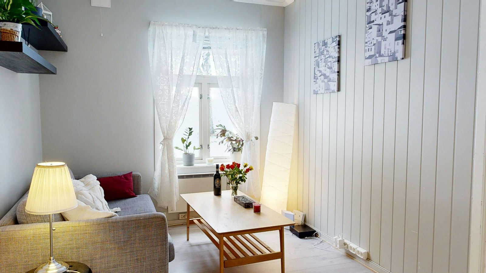 Koselig stue med plass til sofa, bord og TV Galleribilde